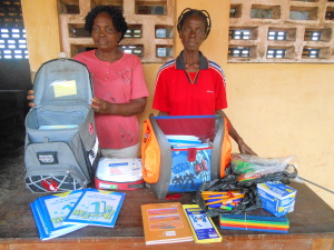 Gladys Dapam und die Rektorin der Grundschule in Agbodrafo