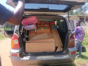 Felix transportiert den Kaufladen und einen Puppenwickeltisch zum Kindergarten